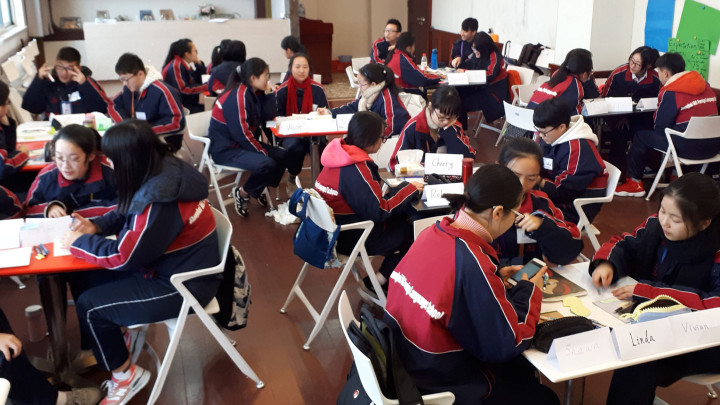 Opiskelijat oppimassa yrittäjyyskasvatusta Shanghaissa