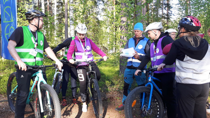 Amazing Keski-Suomi -tapahtuman kilpailijoita maastopyörien kanssa.