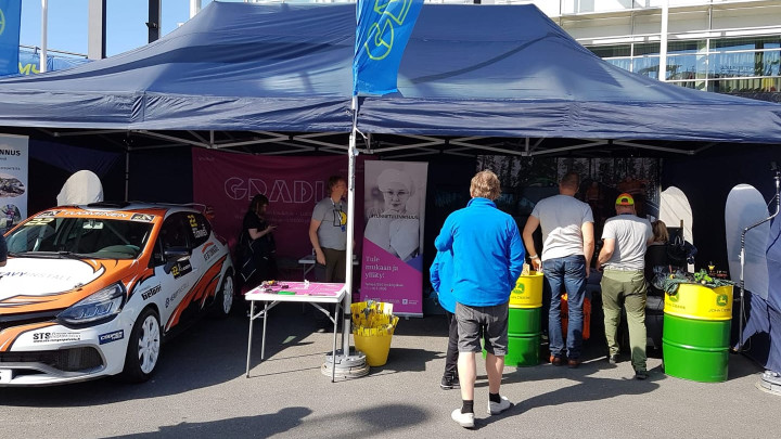 Kuvassa Gradian ständi Neste Rally Finlandin Paviljongin Ympyrätorilla 2019
