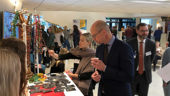 Opetushallituksen pääjohtajaj Olli-Pekka Heinonen tutustuu näyttelyihin ja keskustelee opiskelijoiden kanssa.
