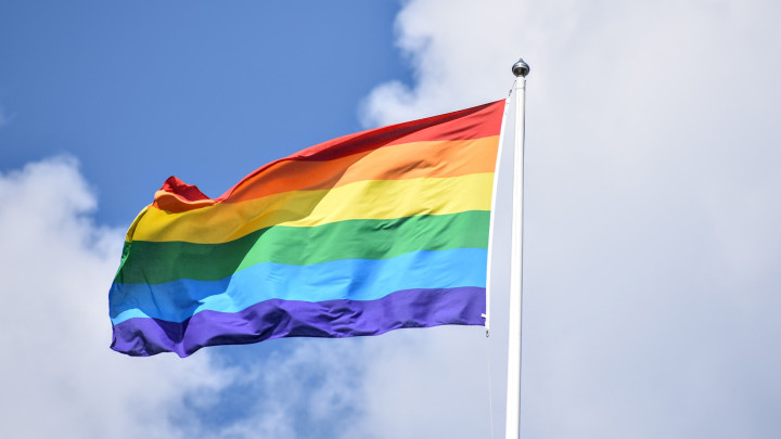 Pride-lippu liehuu lipputangossa.